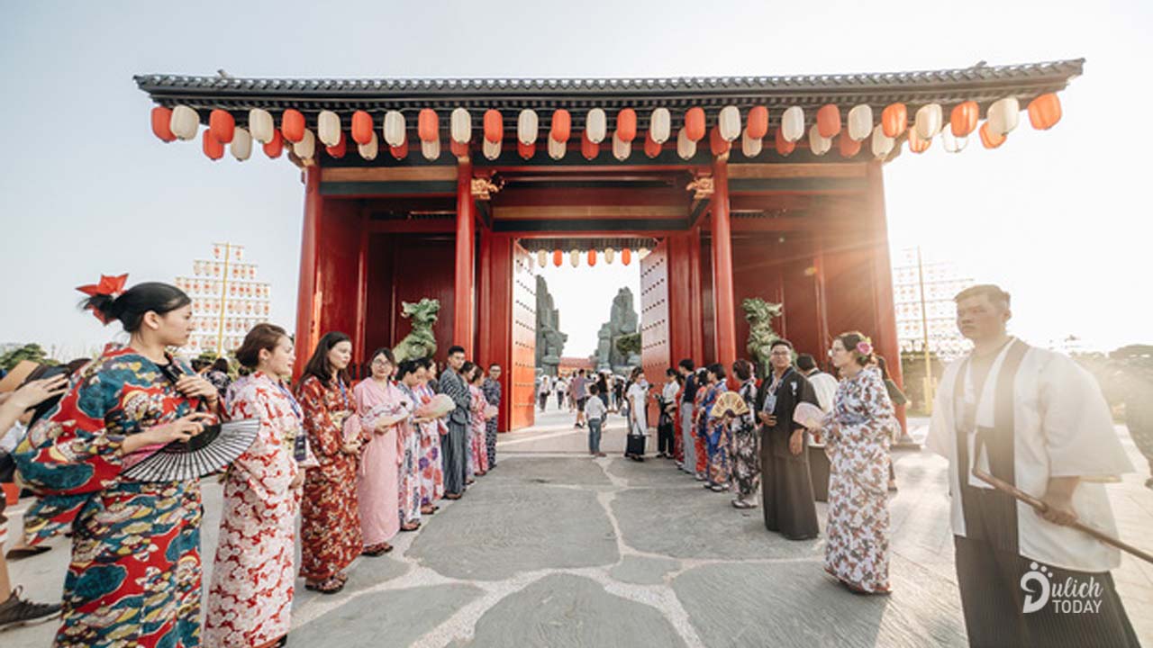 Chuẩn bị một bộ kimono kiểu Nhật đứng trước cổng là đã có ngay vài tấm hình tuyệt đẹp