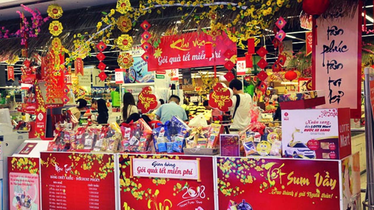 Khu trưng bày giỏ quà Tết tại Lotte Mart