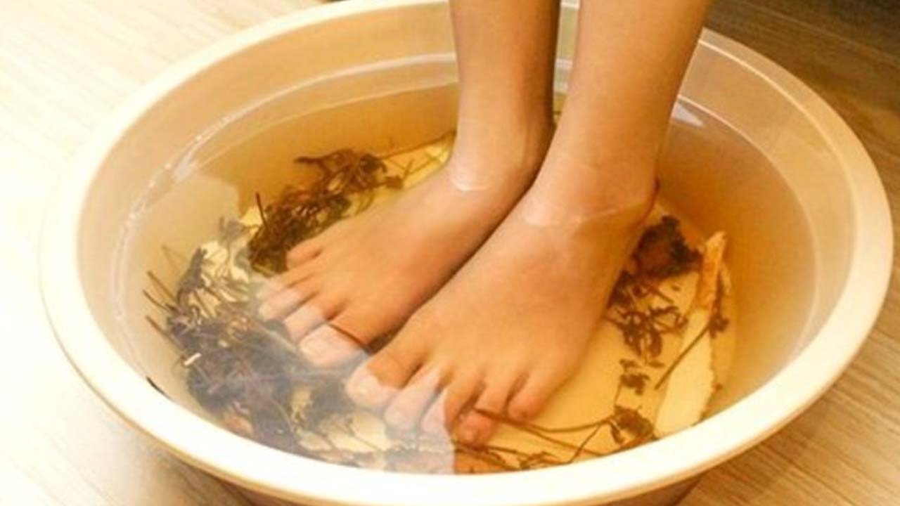 Ngâm chân thảo dược tại Lotus Spa Hà Nội. Nguồn: Internet