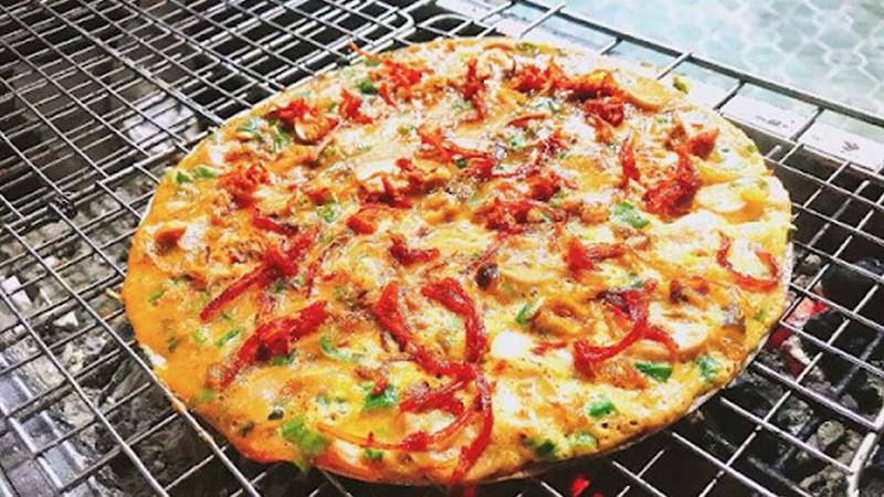 Bánh tráng nướng, hay còn gọi là "pizza Đà Lạt" là món ăn vặt huyền thoại của thành phố. Nguồn: Internet