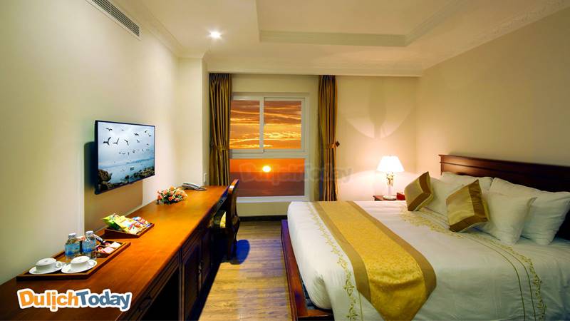 Ngắm hoàng hôn Nha Trang từ chính ô cửa sổ của một phòng tiêu chuẩn trong Palace hotel