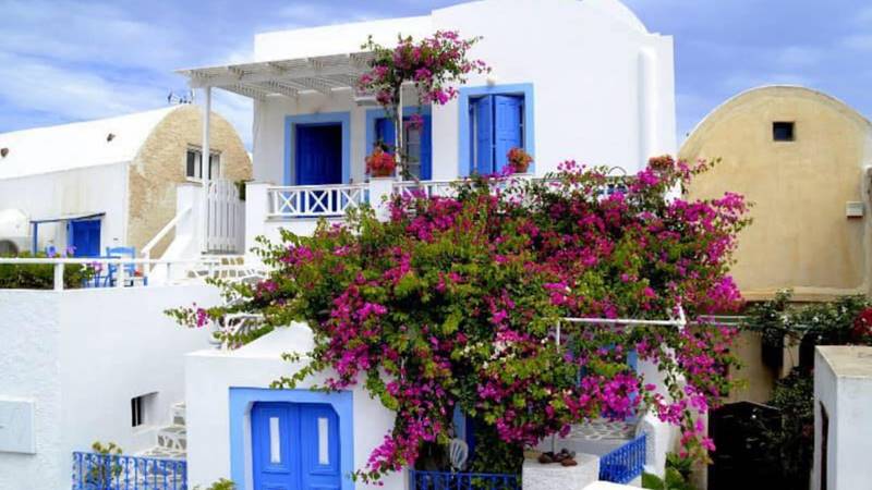 Santorini với gam màu chủ đạo xanh - trắng