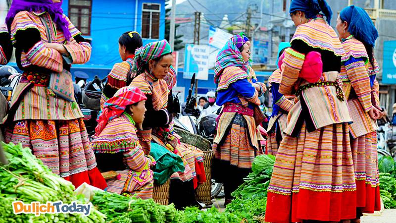 Phụ nữ người Mông trong bộ trang phục sặc sỡ ở chợ phiên Sapa