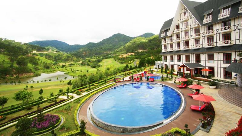 Resort sở hữu tầm nhìn bát ngát ra núi rừng. Nguồn: Internet