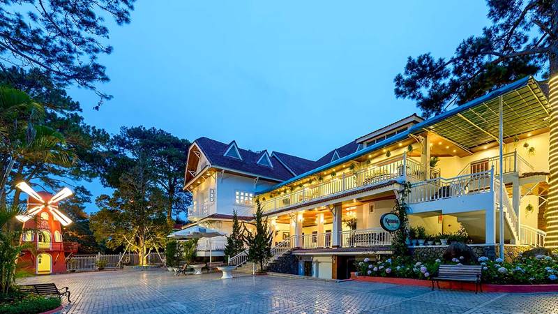 Monet Garden Villa Resort Đà Lạt lung linh về đêm. Nguồn: Internet