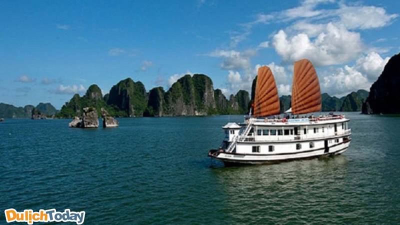 Cách tham quan đảo Ti Tốp tốt nhất đó là bạn nên mua vé, thuê tàu thăm vinh, hoặc mua tour du thuyền nghỉ đêm trên vịnh.