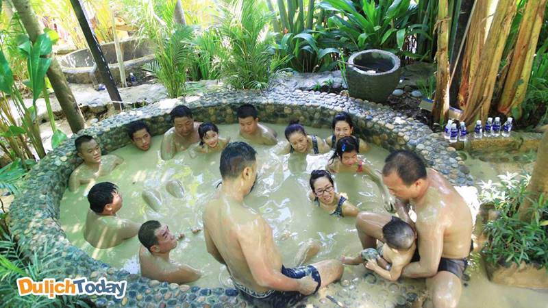 Vui vẻ bên gia đình ngày cuối tuần tại khu tắm bùn I resort ngày 