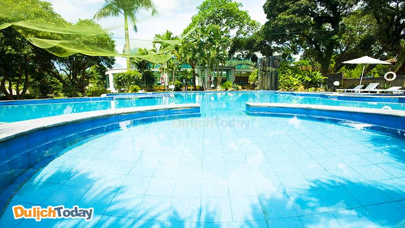 Bể bơi nước khoáng lạnh ngoài trời tại Tản Đà Resort được du khách yêu thích 