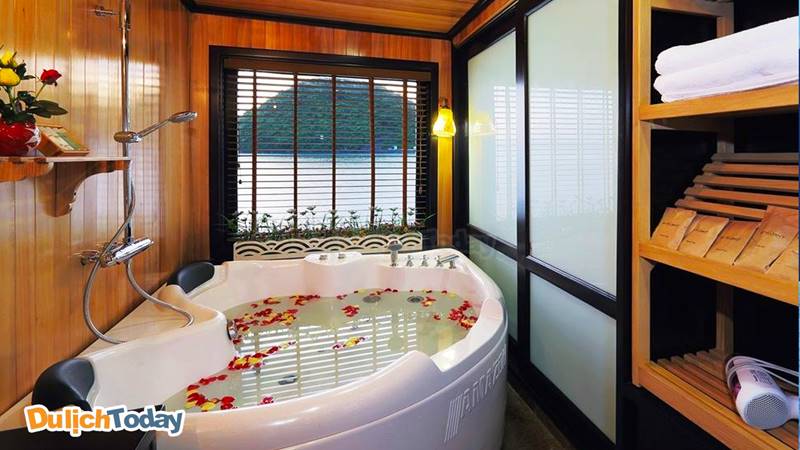 Bồn sục Jacuzzi bên trong cabin du thuyền