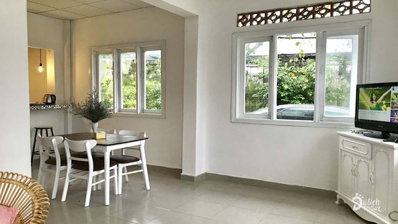 Phòng khách thông với phòng bếp tại VWyL Villa