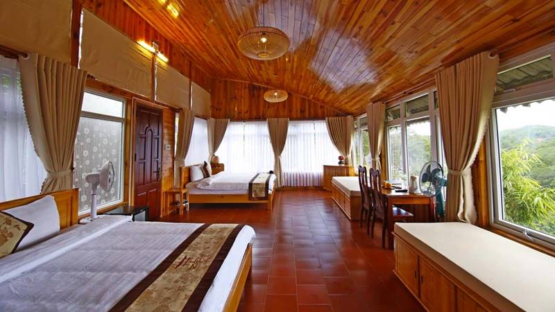 Phòng nghỉ cho gia đình tại resort rộng rãi và thông thoáng với các ô cửa sổ lớn bao quanh. Nguồn: Internet