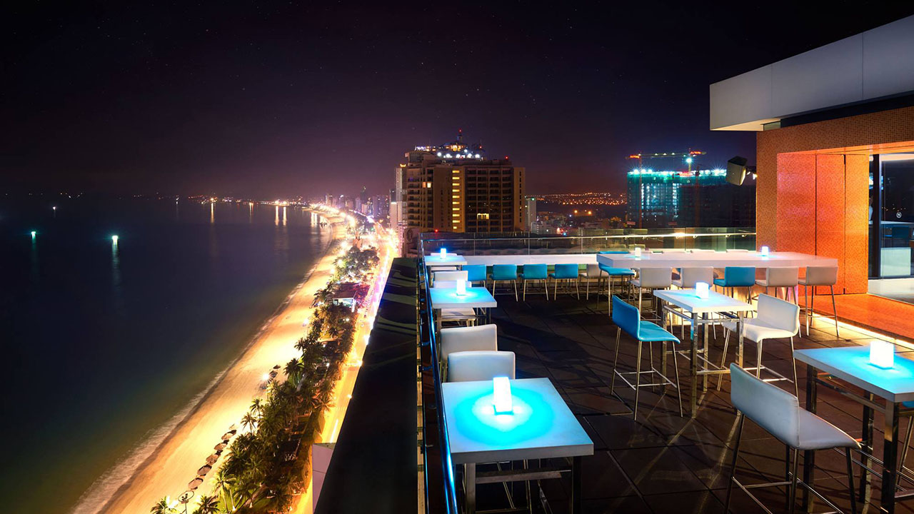 Altitude Rooftop là địa điểm hẹn hò với không gian lãng mạn