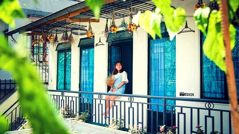 Chụp ảnh trong không gian vô cùng dễ thương của homestay resort