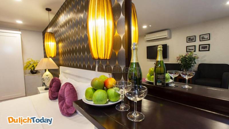 Phục vụ đồ uống và hoa quả tại phòng 24/24 ở Hanoi Luxury Hotel