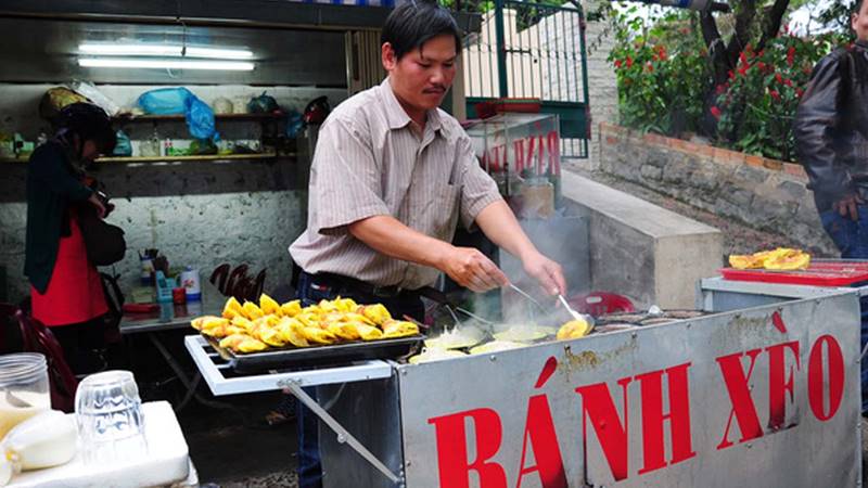 Thưởng thức bánh xèo và ngắm nhìn phố phường Đà Lạt. Nguồn: Internet