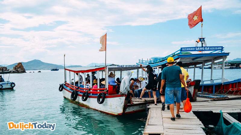 Mua vé tại cảng lên thuyền đi Merperle Hòn Tằm resort