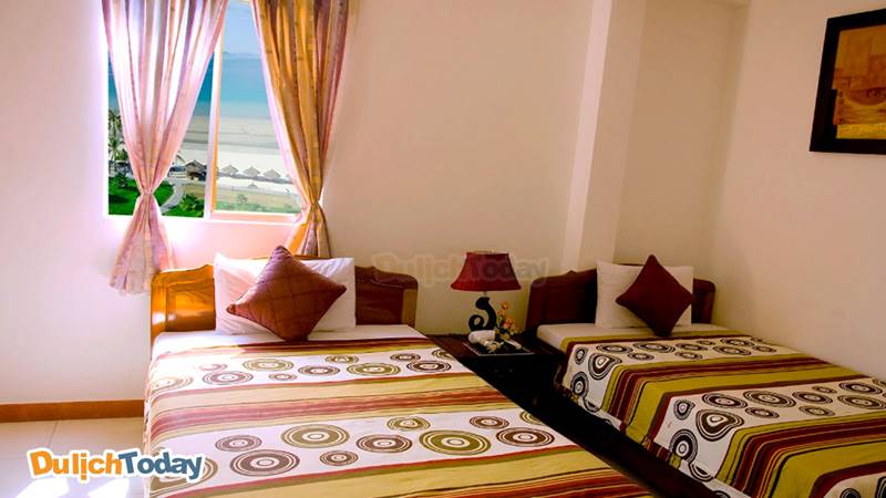 Phòng với cửa sổ nhìn ra biển Nha Trang của Hà Thu hotel