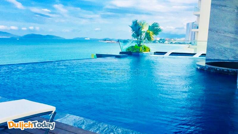 Bể bơi vô cực view ảo diệu tại Boton Blue Nha Trang