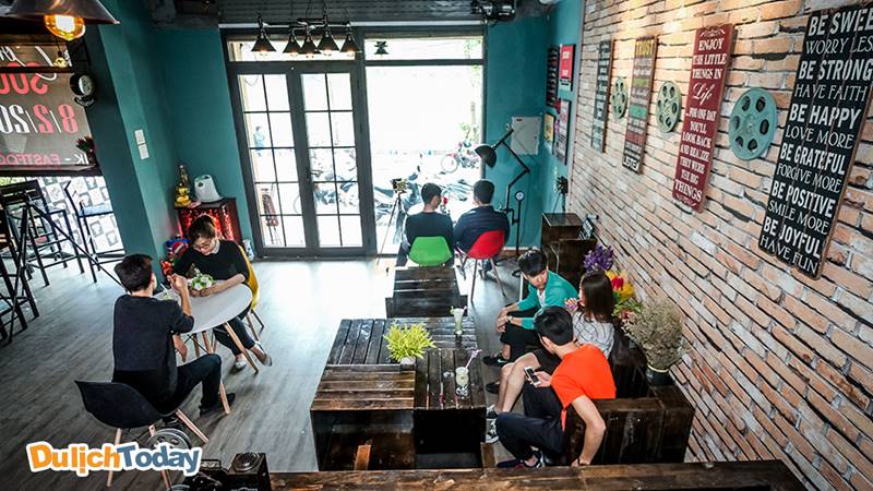 Không gian café ở tầng 1 được trang trí cầu kì và đẹp mắt tại Cafe phim Chùa Láng