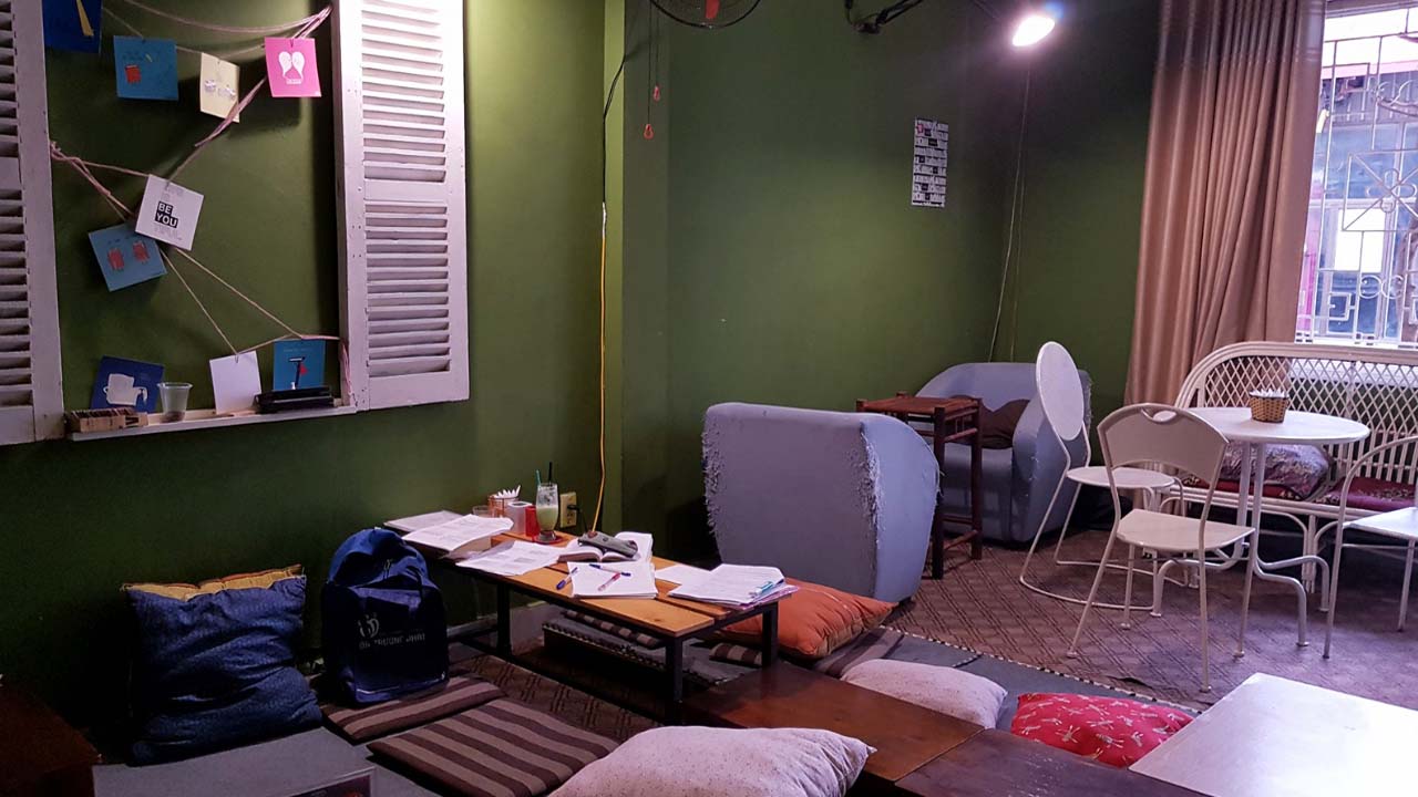 Không gian thân thiện và ấm cúng tại quán cafe sách Hà Nội Bookn'' Coffee. Nguồn: Internet