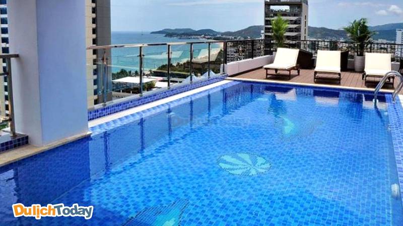 Hồ bơi sạch sẽ với view cực đẹp