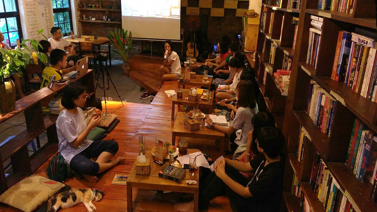 Một buổi chiếu phim tại quán cafe sách Hà Nội Tổ Chim Xanh. Nguồn: Internet