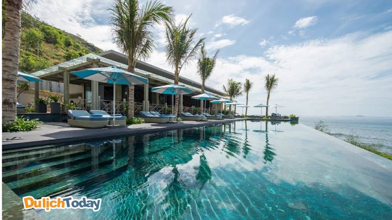 Hồ bơi với view nhìn ra biển tuyệt đeph tại Mia resort Nha Trang 5*