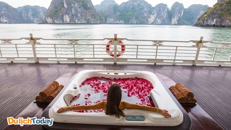 Trải nghiệm ngâm bồn Jacuzzi tại ban công lộ thiên trên du thuyền