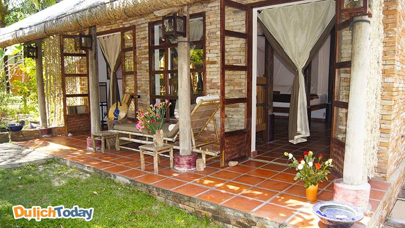 Một góc sân hiên hướng vườn của phòng Bungalow