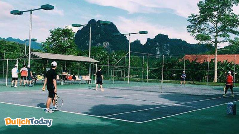 Sân Tennis tại VResort được các du khách đánh giá cao về chất lượng và dịch vụ.