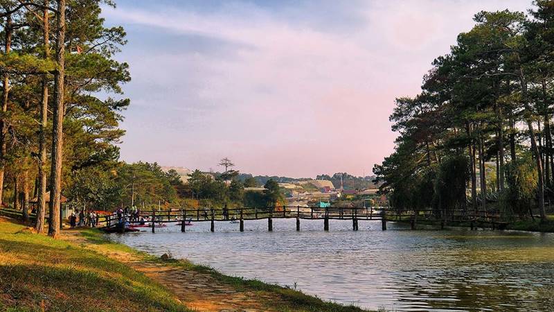 Hồ Than Thở là cái tên đã được Việt hóa từ tên tiếng Pháp "Lac des Soupirs" - nghĩa là tiếng gió thổi trong rừng. Nguồn: Internet