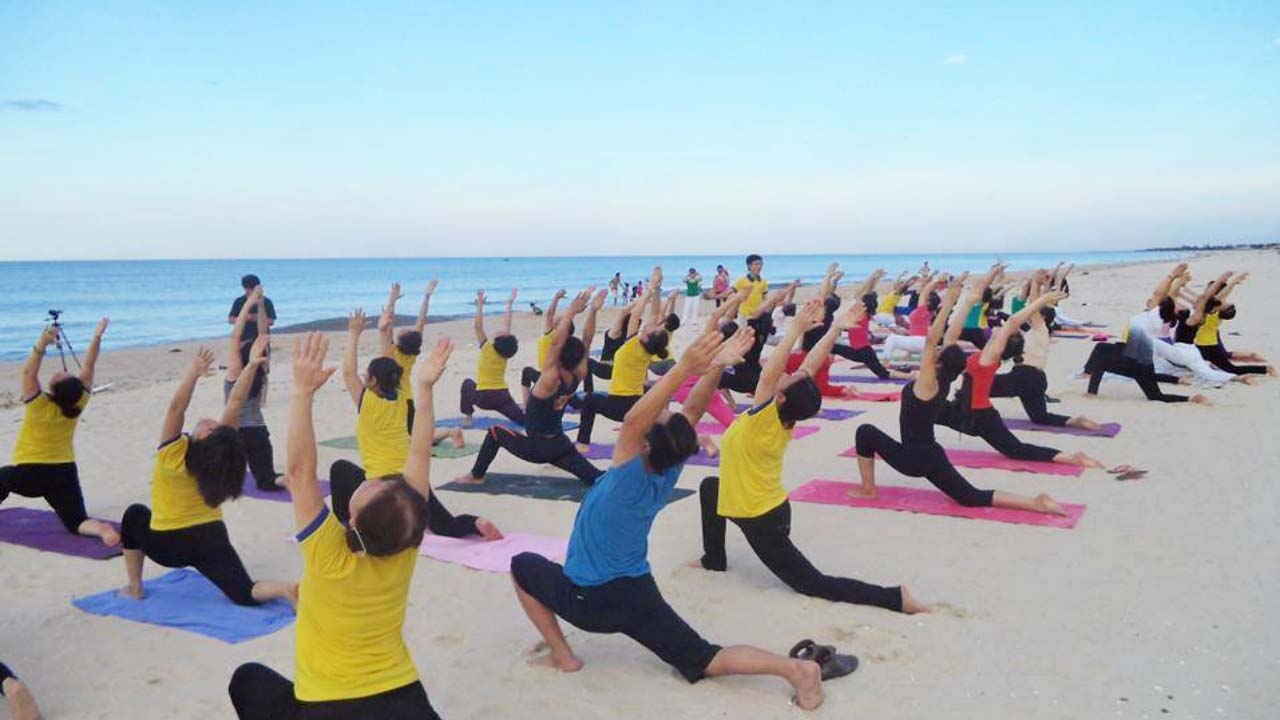 Một buổi ngoại khóa của trung tâm yoga Unesco Hà Nội với những bài tập cơ bản. Nguồn: Internet