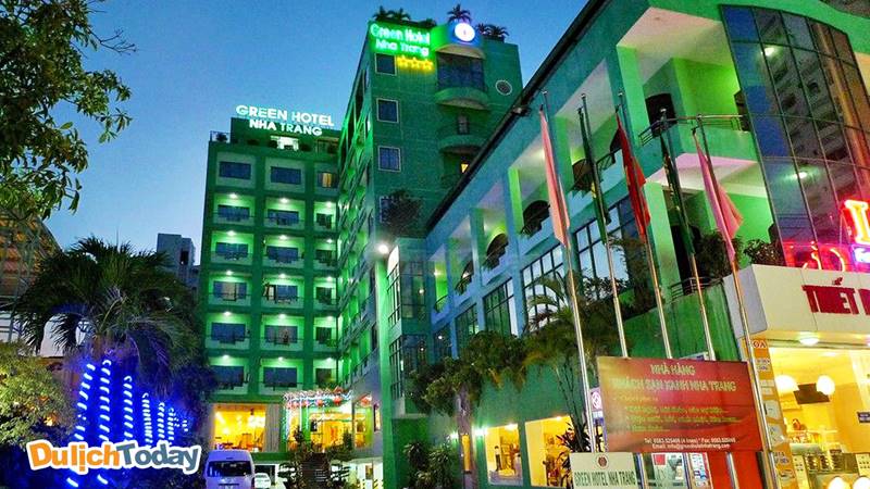 Green hotel Nha Trang nổi bật với màu xanh lá 