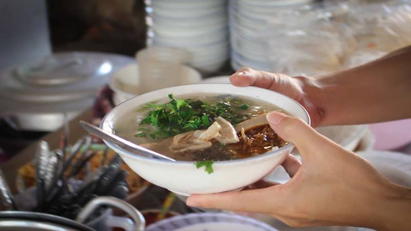 Bánh canh cá Cẩm Đô chủ yếu phục vụ khách địa phương