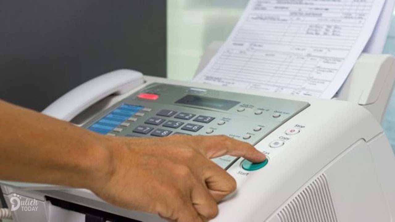 Làm việc cùng máy fax ở biệt thự Hùng Vương