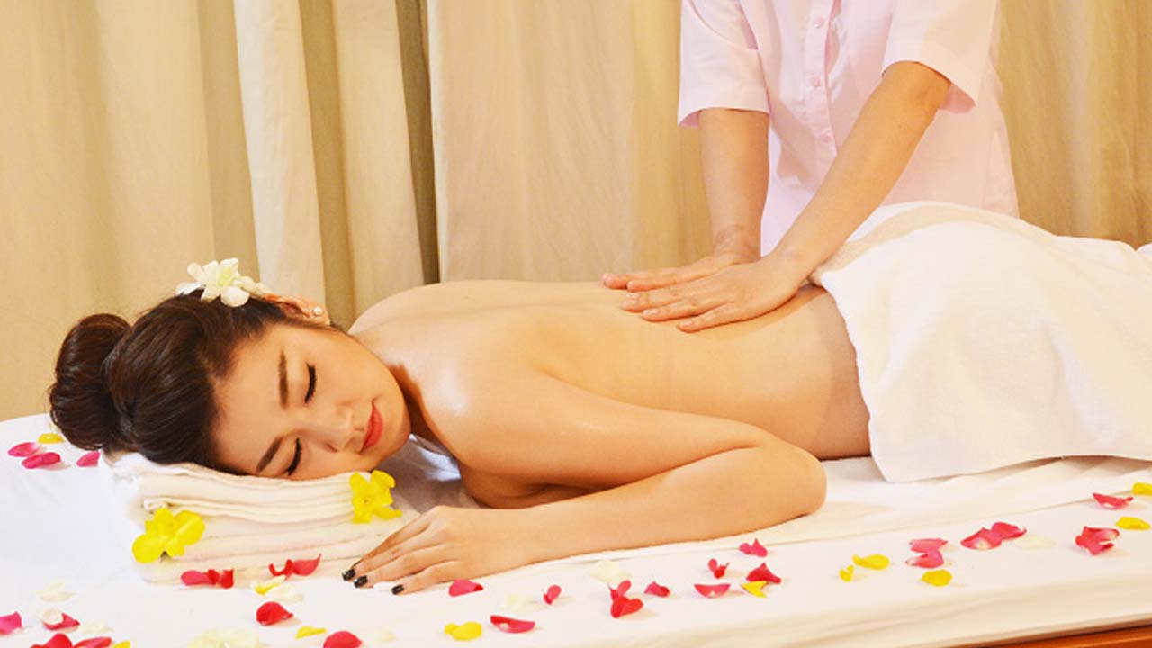 Bạn có thể kết hợp xông hơi với các kiểu massage đa dạng tại thẩm mỹ viện. Nguồn: Internet