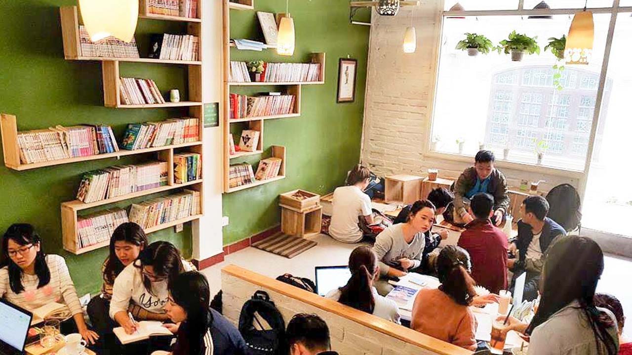 Cafe sách Hà Nội Bookn'' Coffee mang đến không gian lý tưởng cho các bạn trẻ tụ tập. Nguồn: Internet