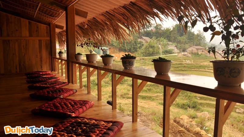 Ban công Tavan Ecologic Homestay với điểm nhìn xuống ruộng nương, làng bản