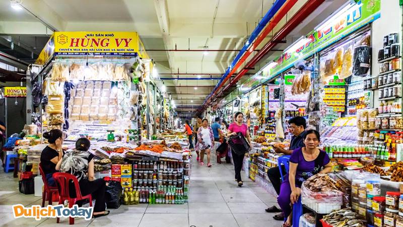 Những gian hàng bán đặc sản trong khu vực trung tâm chợ Đầm