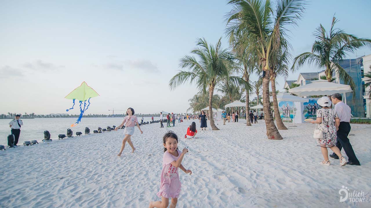 Bờ cát tráng rộng, hàng cây dừa và làn nước trong xanh mang đến trải nghiệm tắm biển giữa lòng thành phố