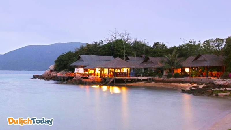 Whale Island Resort trên đảo Cá Voi sở hữu những căn Bungalow nằm sát biển