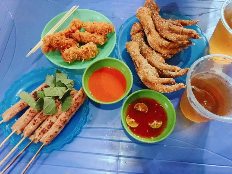 Quán nem nướng nằm ở phố Mộ Lao là quán nem nướng ngon ở Hà Đông nổi tiếng với nem nướng chất lượng mang hương vị đặc trưng, lại có mức giá khá sinh viên.