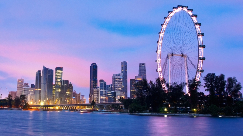 Singapore Flyer rất nổi tiếng ở Singapore được biết tới với tên gọi là “Bánh xe” đu quay khổng lồ.