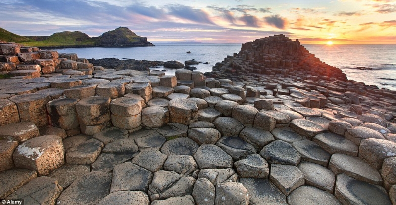 Những cột bazan khổng lồ biến Giant's Causeway giống một địa điểm ngoài hành tinh