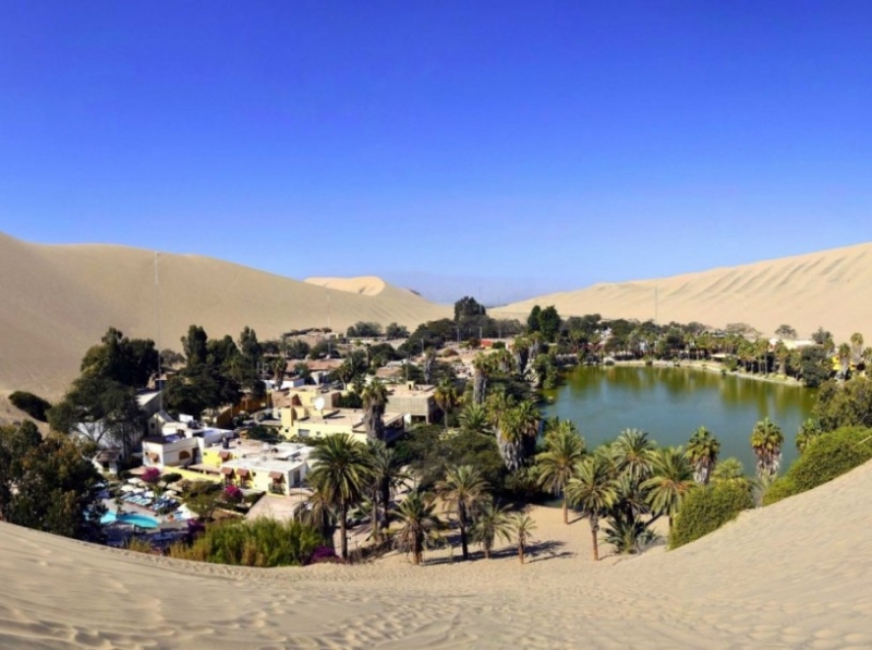 Huacachina ở sa mạc Peruvian