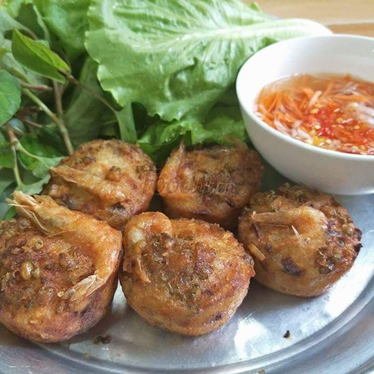 Bánh cống ăn kèm nước mắm chua ngọt tại quán Bánh Cống Cái Răng