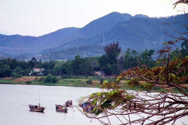 Cái đẹp ở đây đến từ sự kết hợp giữa núi và sông Hương, du khách có thể chiêm ngưỡng trọn vẹn vẻ đẹp thơ mộng có một không hai này ở Huế.