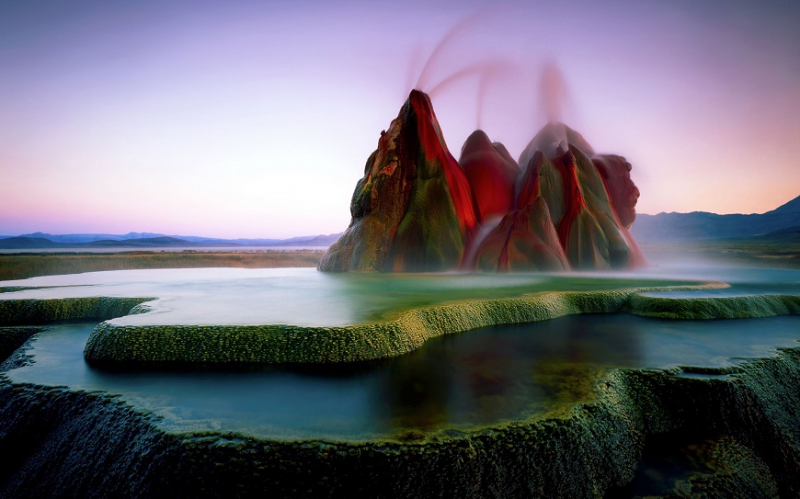 Fly Geyser giống như một địa điểm ngoài hành tinh với những mạch nước phun sặc sỡ