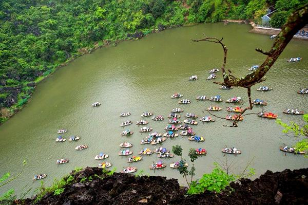 Bến thuyền dập dìu đưa du khách ngắm cảnh núi non, sơn thủy hữu tình