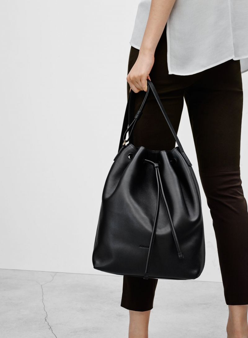 Bucket Bag - Kiểu túi xách du lịch nữ được yêu thích nhất hiện nay